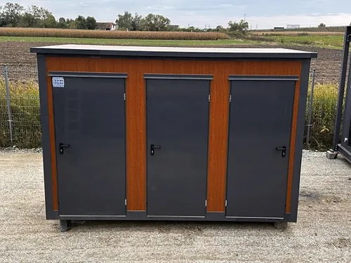 Contentor sanitário tipo pavilhão com cabine tripla